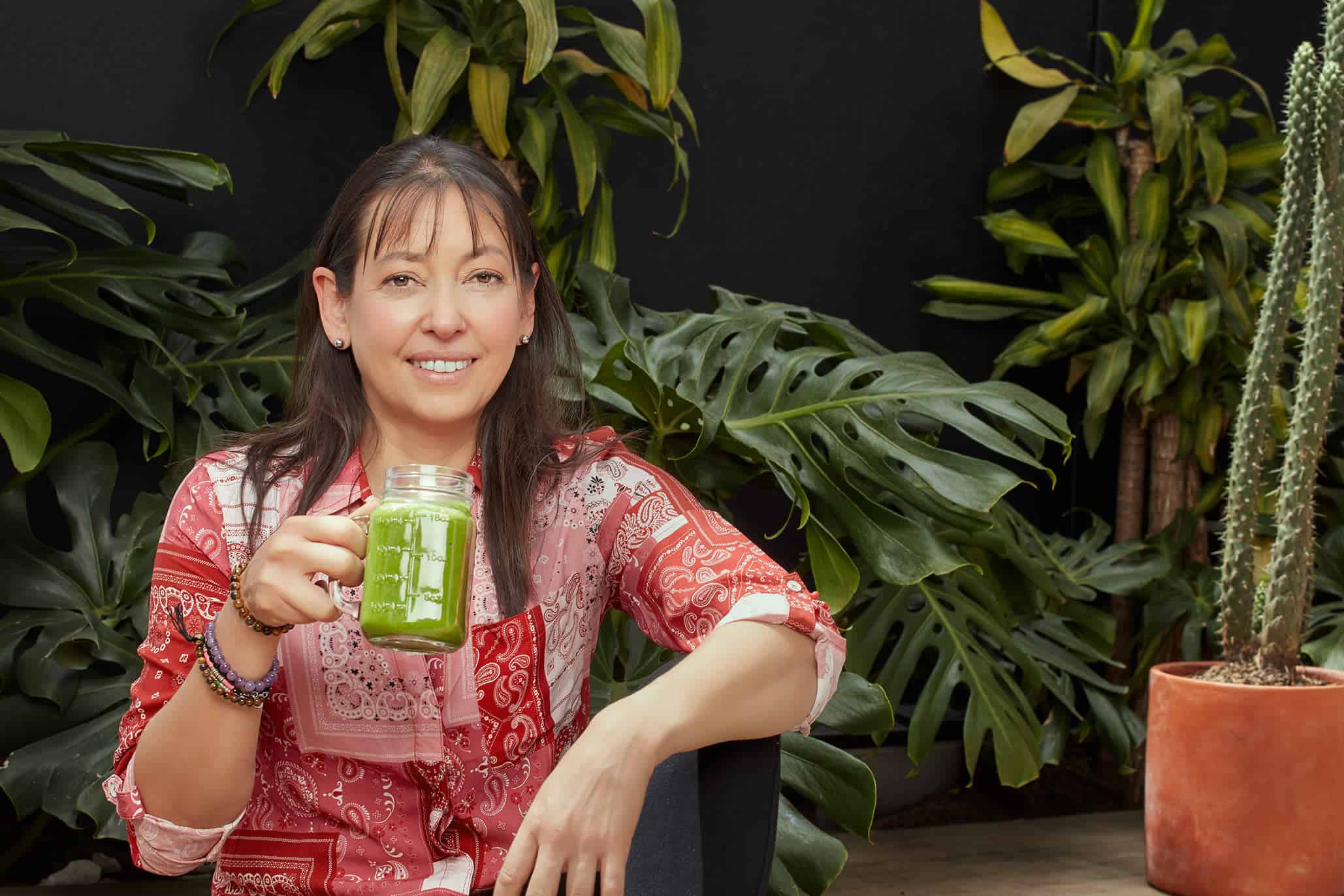 Mariaximena tomando un batido verde